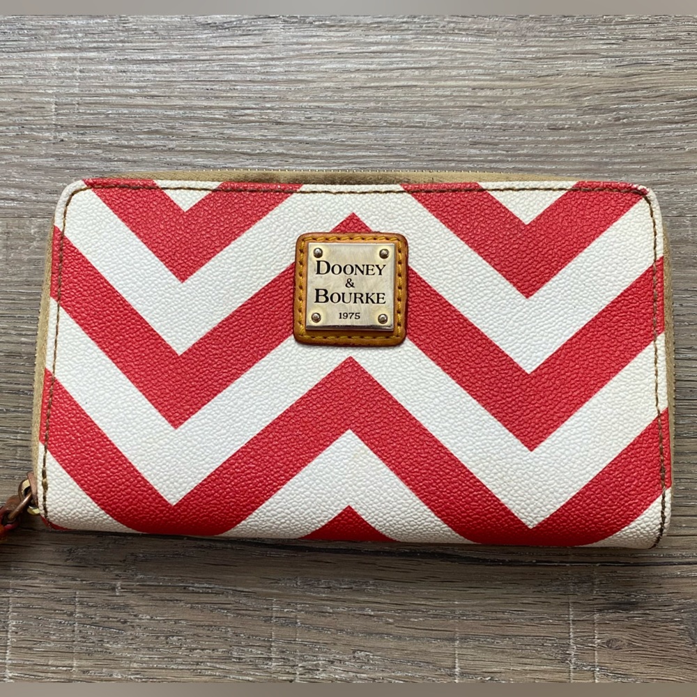 Red Dooney & Bourke Chevron Large Zip Around Wallet - Picture 2 of 7